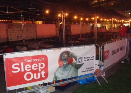 Mensen slapen een nacht op straat tijdens SleepOut Enschede voor aandacht voor de daklozenproblematiek