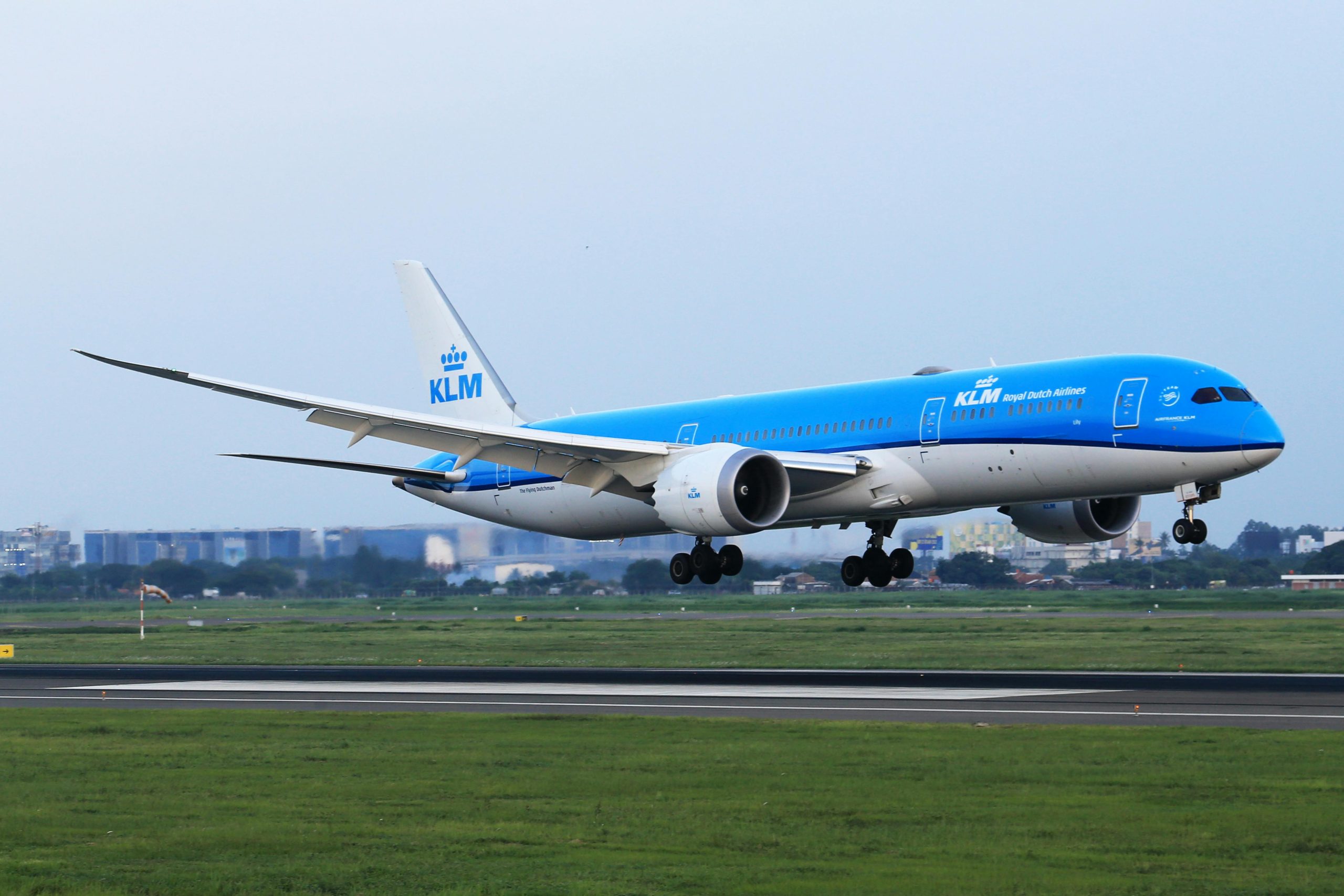 Wat vinden verschillende organisaties op het vliegveld van de burendag op Groningen Airport Eelde?