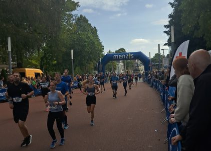 De 4 Mijl lopers halen €50.000 op voor het jeugdfonds sport en cultuur