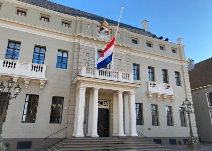 Gemeente Deventer hangt Nederlandse vlag halfstok aan stadhuis voor Israël en Afghanistan