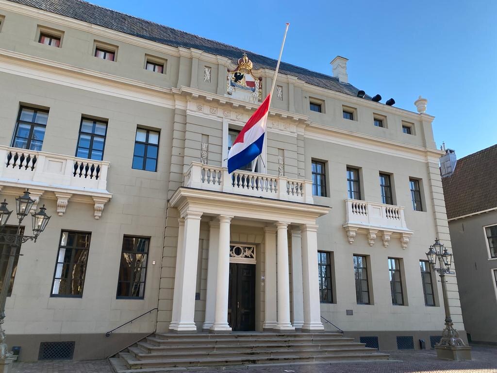 Gemeente Deventer hangt Nederlandse vlag halfstok aan stadhuis voor Israël en Afghanistan