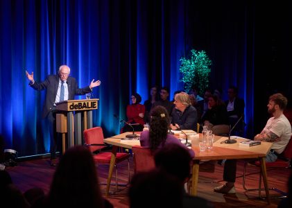 Tim Hofman in gesprek met Bernie Sanders over kapitalisme