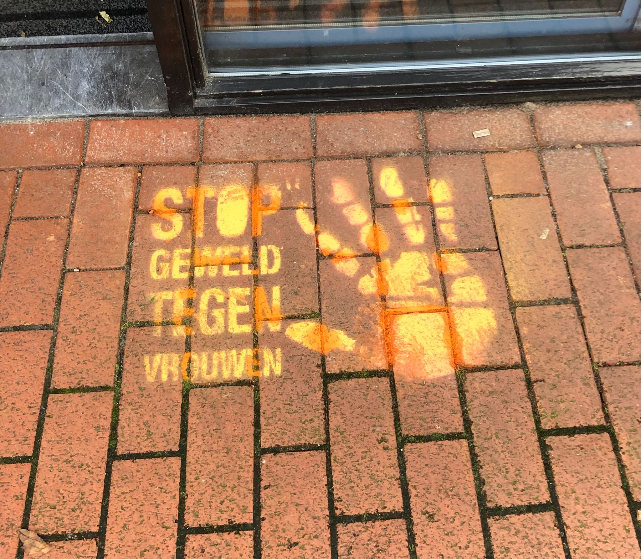 Steden kleuren oranje tegen vrouwen geweld, maar helpt het ook?