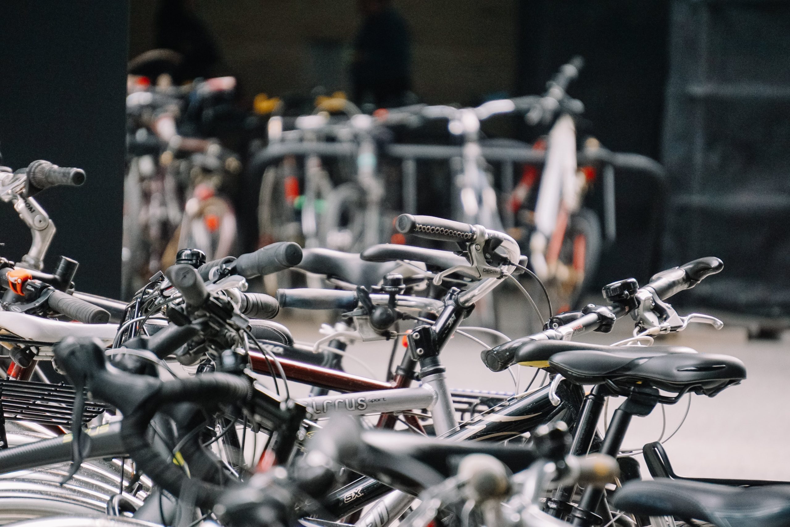 Weesfietsen mogen niet langer blijven staan in Leiden