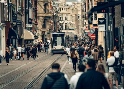 Massatoerisme in Amsterdam zorgt voor banen en overlast