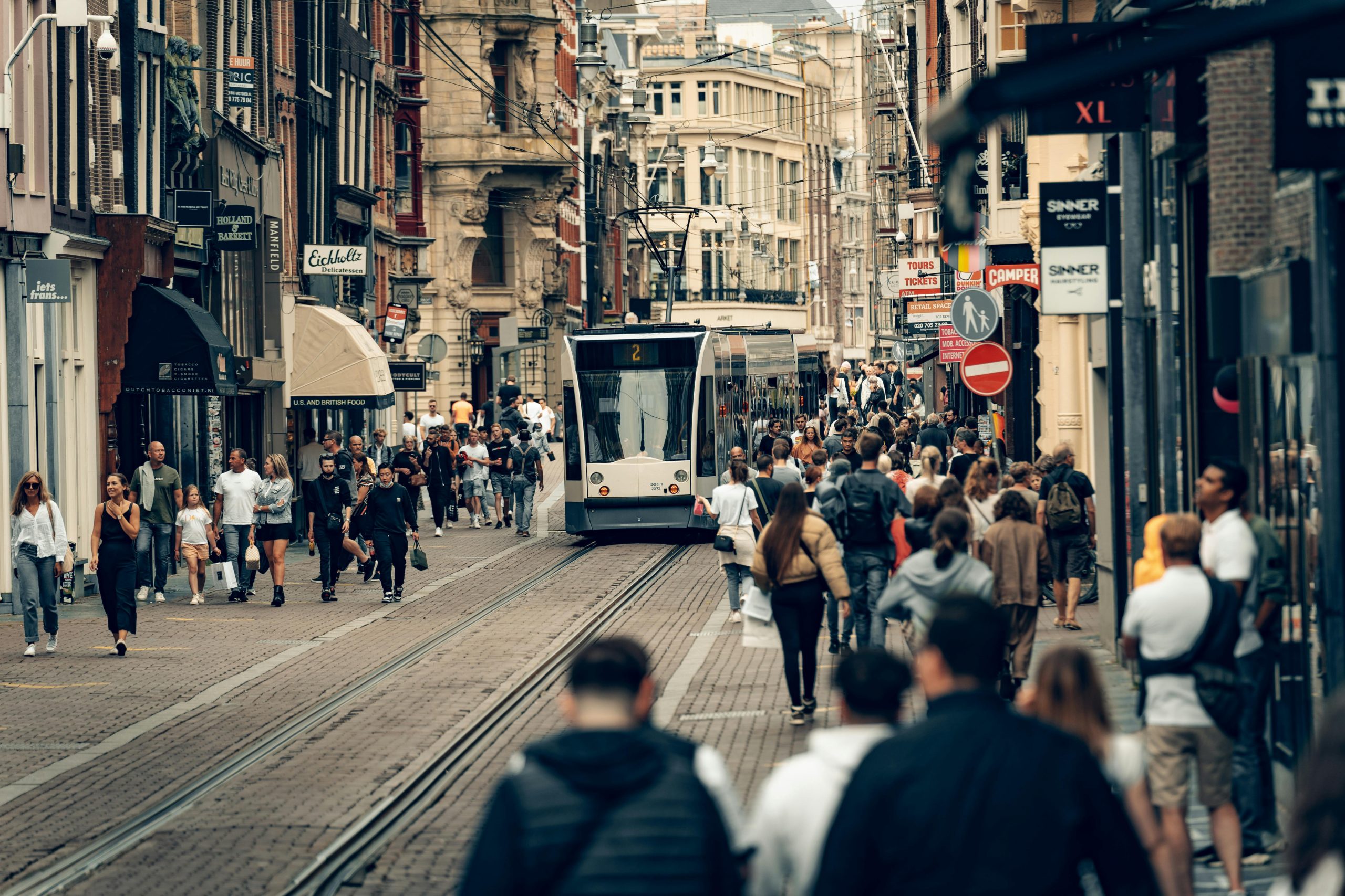 Massatoerisme in Amsterdam zorgt voor banen en overlast