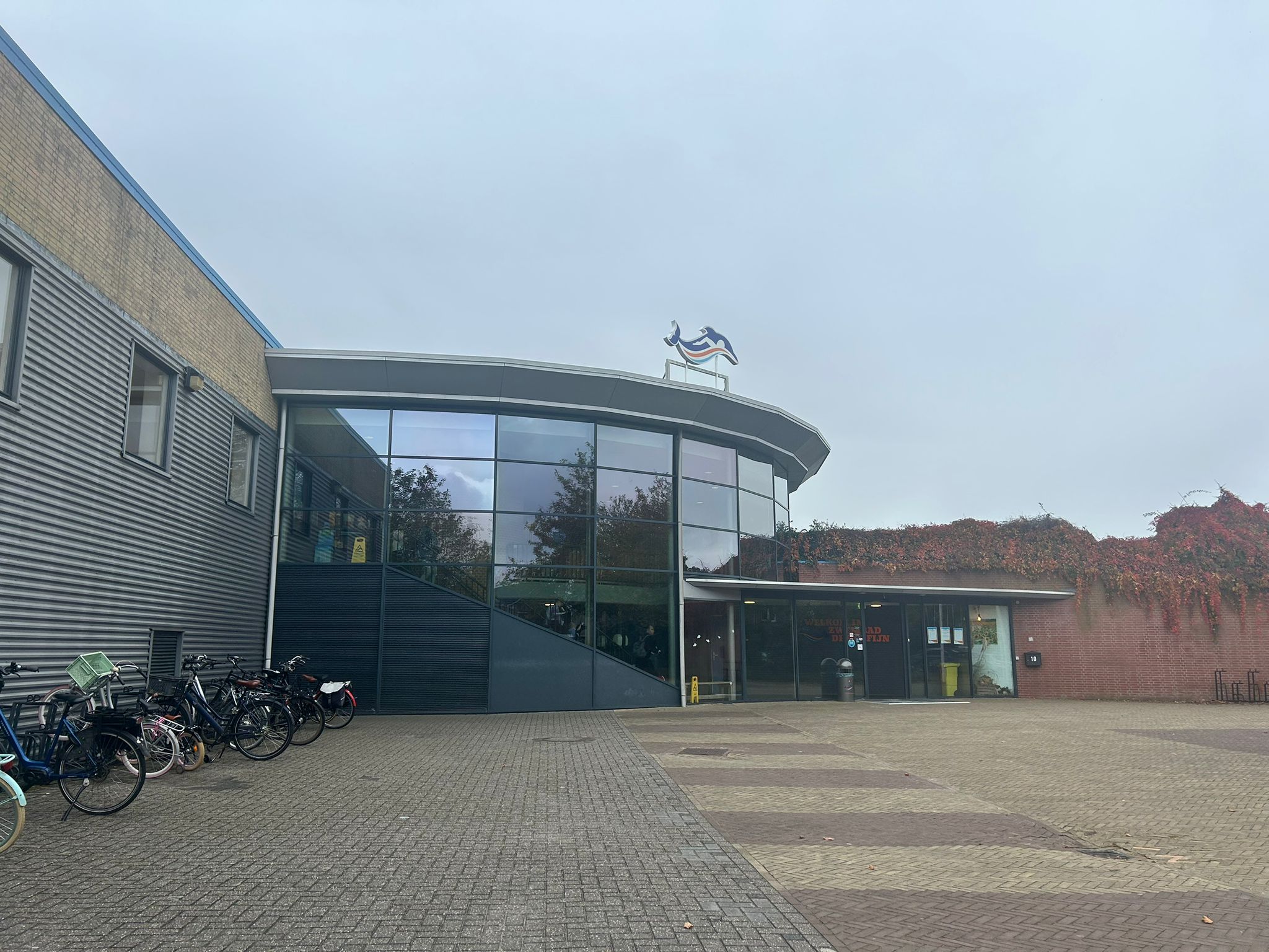 Het huidige zwembad De Dolfijn in Hoogeveen. Foto: Twan Ellerie