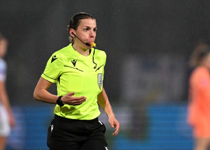 Rebecca Welch eerste vrouwelijke scheidsrechter in de Premier League, een goede toevoeging of toch niet? 