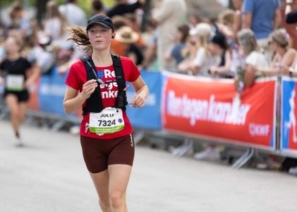 Julia rende een halve marathon voor haar overleden vriendin: ,,Ze heeft een mooi plekje in mijn hart’’ 