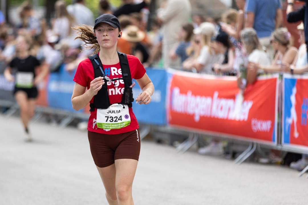 Julia rende een halve marathon voor haar overleden vriendin: ,,Ze heeft een mooi plekje in mijn hart’’ 