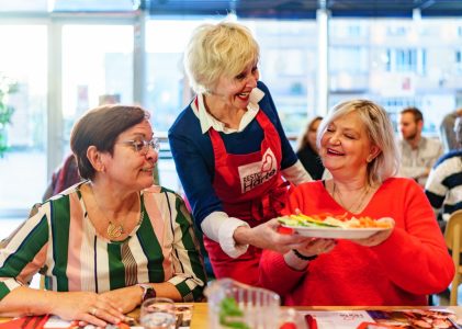 Resto VanHarte en Albert Heijn brengen buurtbewoners samen voor week tegen de eenzaamheid. 