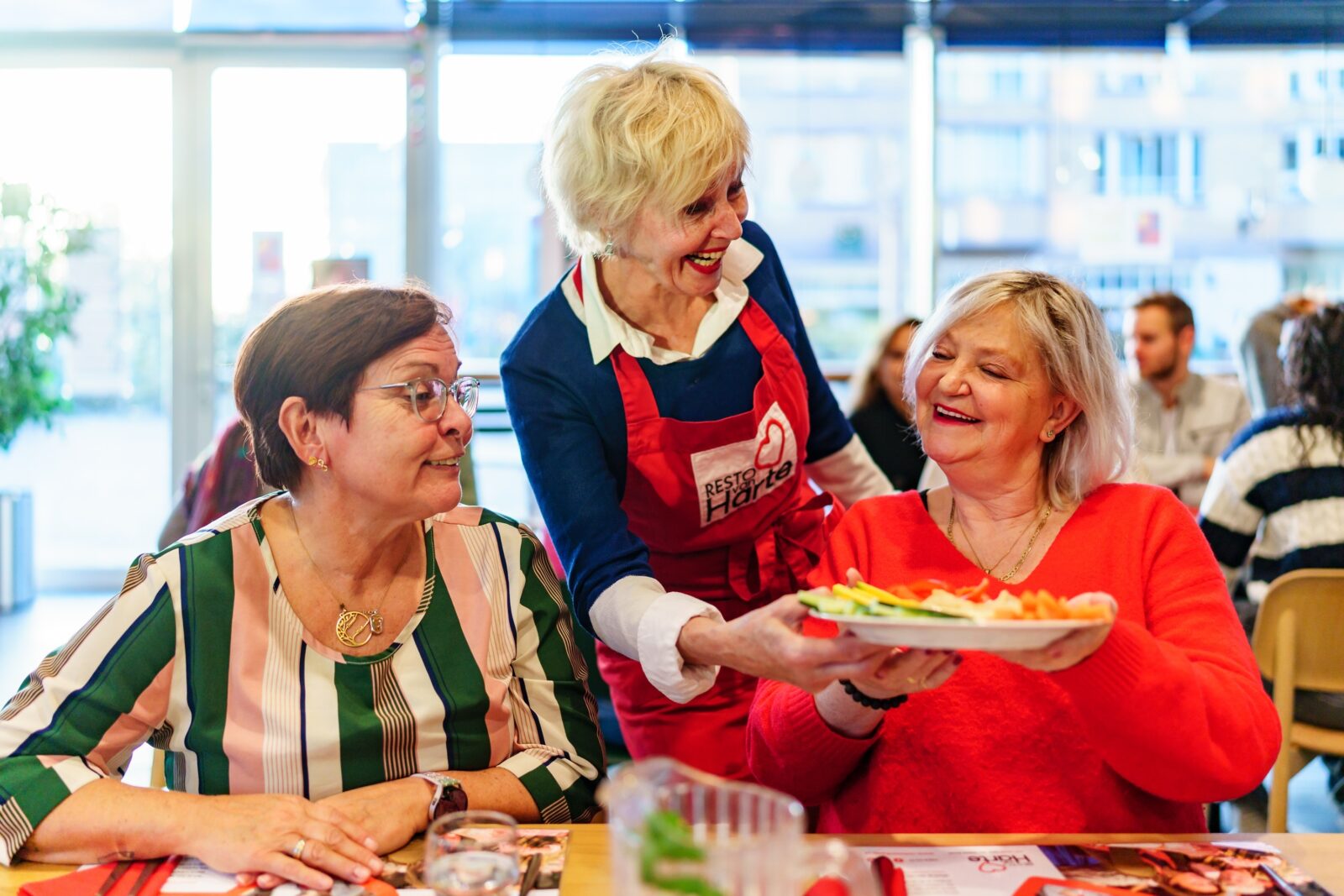 Resto VanHarte en Albert Heijn brengen buurtbewoners samen voor week tegen de eenzaamheid. 