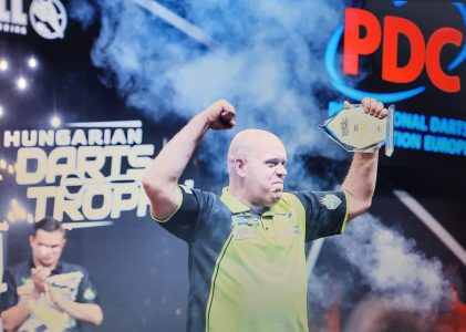 Michael van Gerwen wint na zestien maanden droogte weer een eindtoernooi