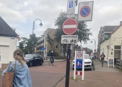 Gemeente besluit: eenrichtingsregeling Rielerweg blijft