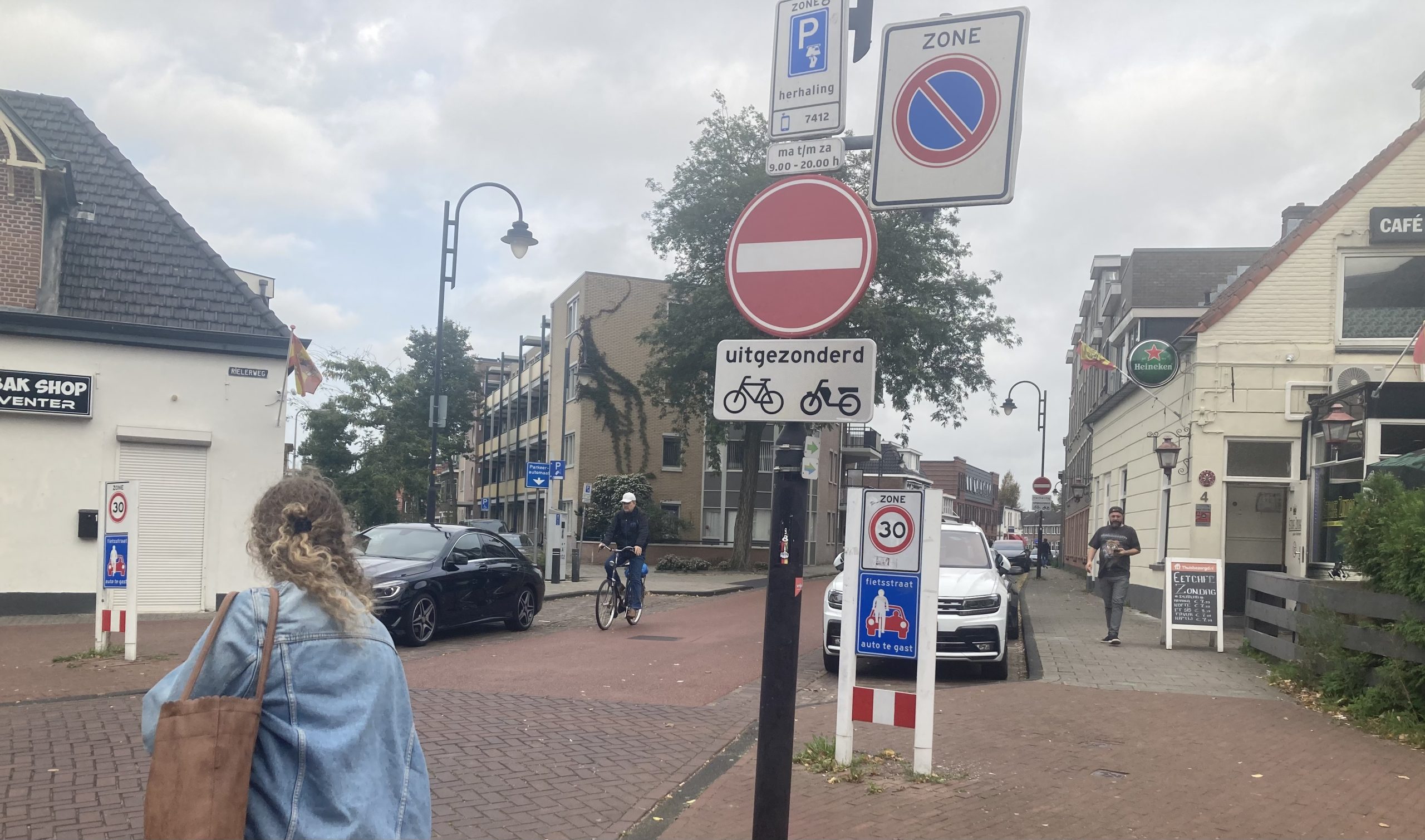 Gemeente besluit: eenrichtingsregeling Rielerweg blijft