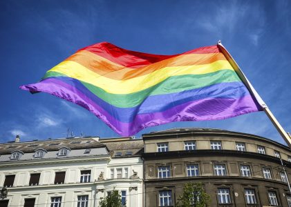 Leeuwarden hijst regenboogvlag vanwege Coming-Outdag