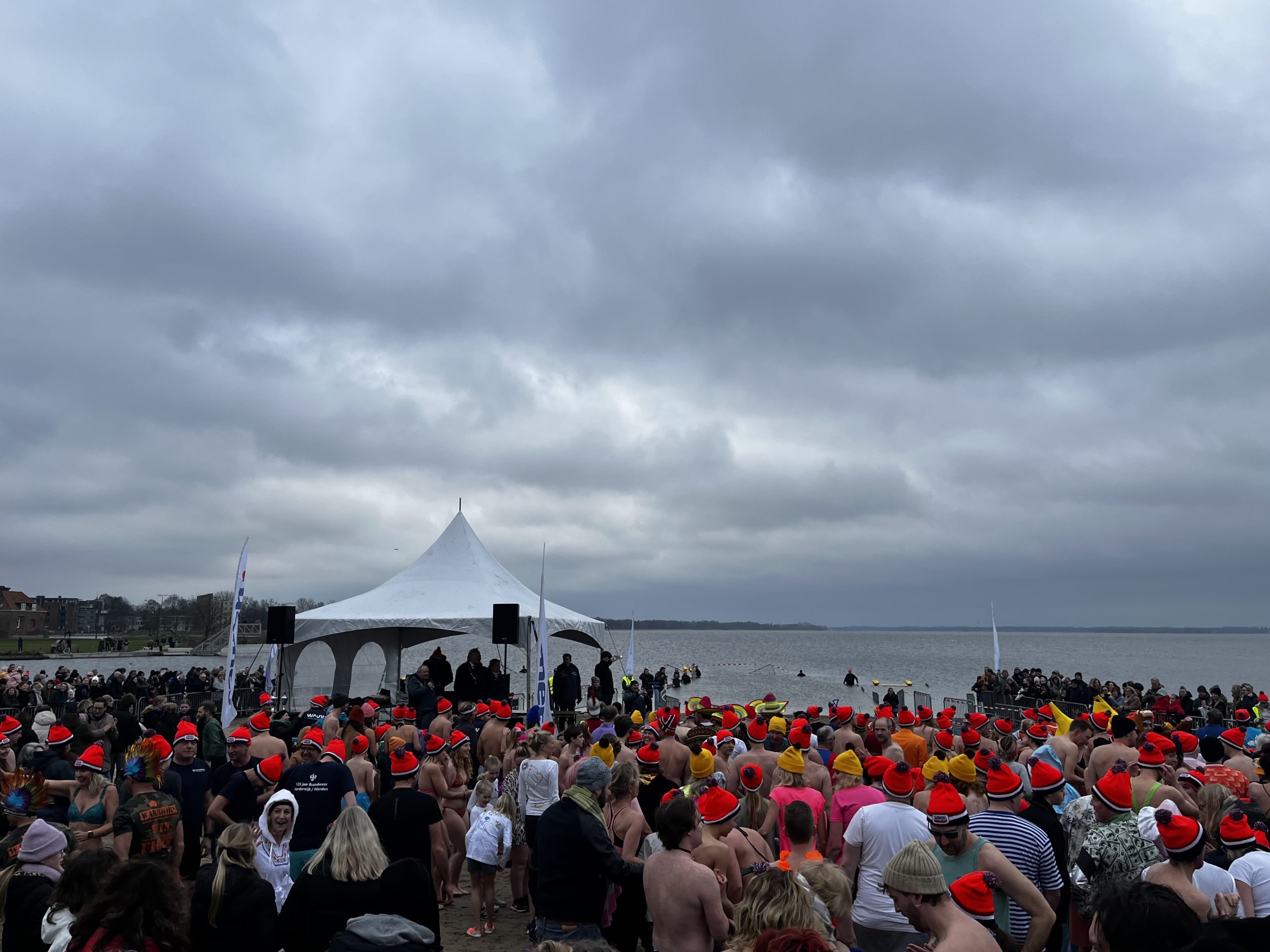 Nieuwjaarsduik Harderwijk trekt meer bezoekers dan vorig jaar