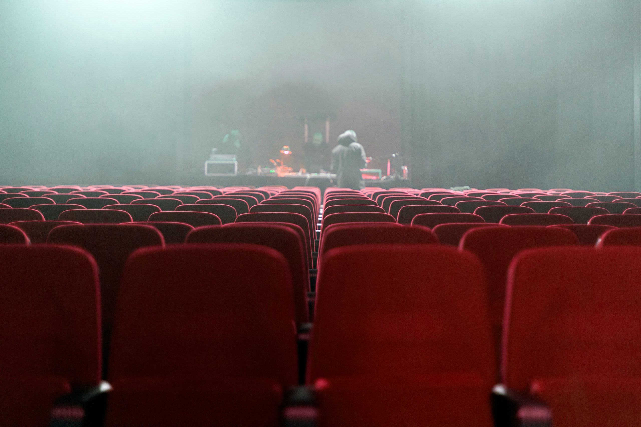 Theatervoorstelling ‘Rozige maanvissen’ combineert poëzie, muziek en theater op Explore the North