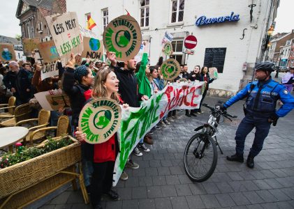 Activistisch Europa protesteert tegen fossiele brandstof