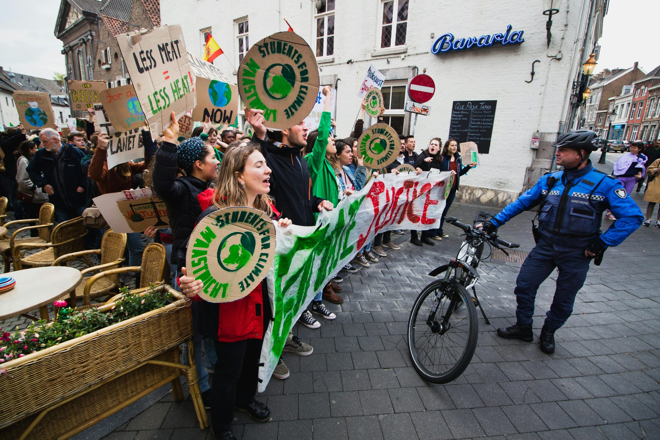 Activistisch Europa protesteert tegen fossiele brandstof