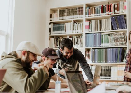 Docent van Friese mbo school Firda start nieuw project voor het verhogen van de leesvaardigheid onder jongeren