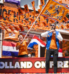 WK koorts stijgt in Den Haag, de Marktweg is begonnen met versieren
