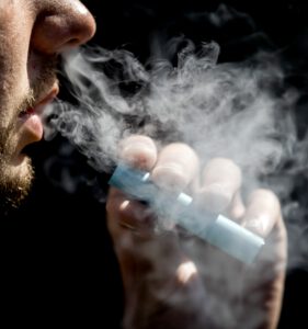 Streng verbod op vapes met een smaakje vanaf 2023: ‘Maar niet iedereen is het hier mee eens’