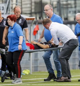 Zorgen bij UEFA om hoofdletsel voetballers: ‘Je kan met een klap gewoon een hersenschudding oplopen’