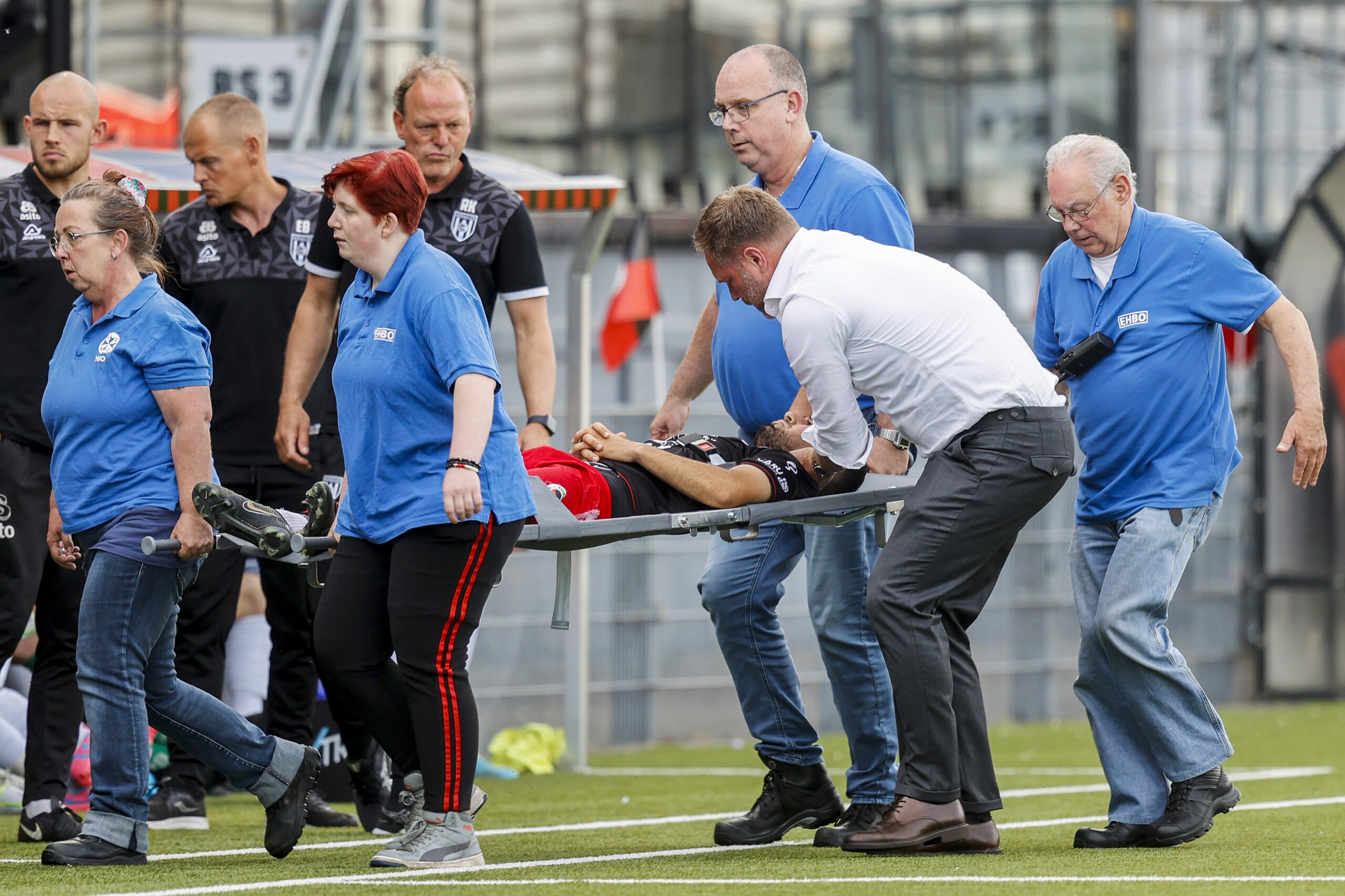 Zorgen bij UEFA om hoofdletsel voetballers: ‘Je kan met een klap gewoon een hersenschudding oplopen’