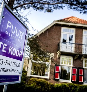 Huizen prijzen blijven verder dalen, maar het aanbod neemt toe