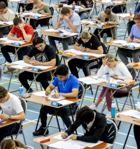 LAKS wil extra herkansing en spreiding examens 2023: ‘Leerling doet het uiteindelijk volledig op eigen kennis’