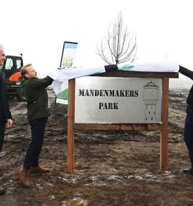 Eerste bomen geplant  in het Mandemakers park