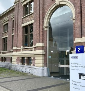 Officier van Justitie eist 18 en 15 maanden cel voor poging ‘rotonde diefstal’: “Deze mensen zijn een gevaar voor de maatschappij”