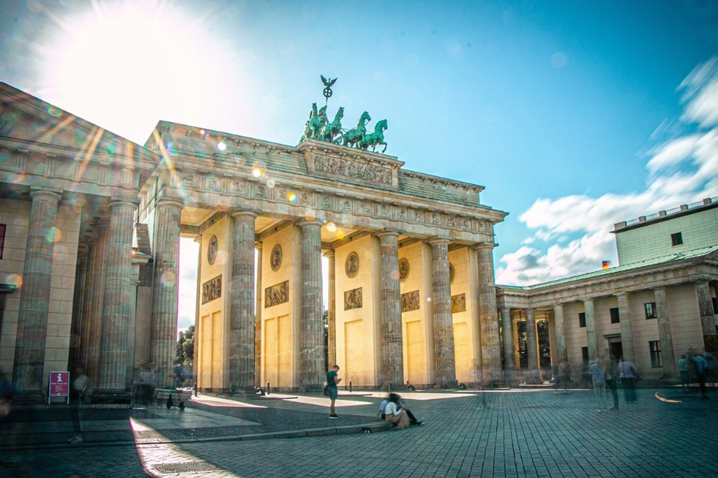 Extinction Rebellion over bekladde Brandenburger Tor: ”Wij zouden nooit het Binnenhof bekladden”  