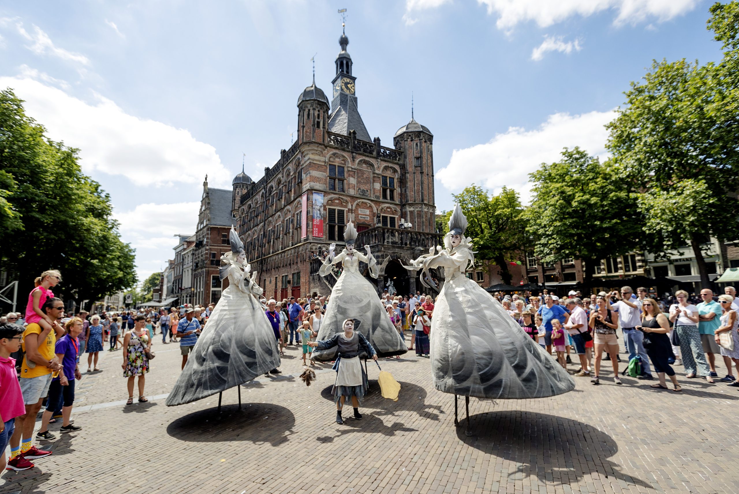 Deventer geeft 400.000 uit om boekenmarkt en Dickens festijn in leven te houden