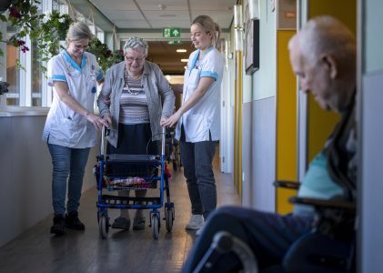 Stagiair in de zorg; “Werknemers kunnen niet meer de zorg bieden die ze willen bieden”