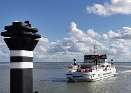 LAAG WATER EN DICHTSLIPPENDE VAARGEUL BELEMMERT REISVERKEER AMELAND