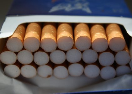 Tabakswinkel Enschede de dupe door prijsstijging tabak “vaste klanten naar Duitsland”