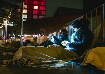 Honderden mensen slapen buiten in de kou uit solidariteit met daklozen