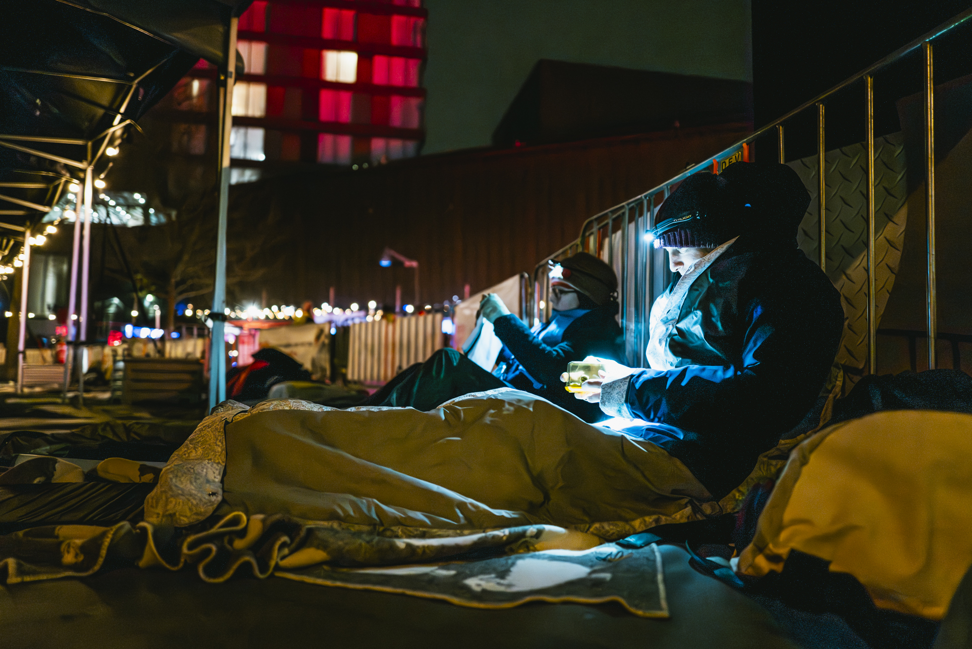 Honderden mensen slapen buiten in de kou uit solidariteit met daklozen