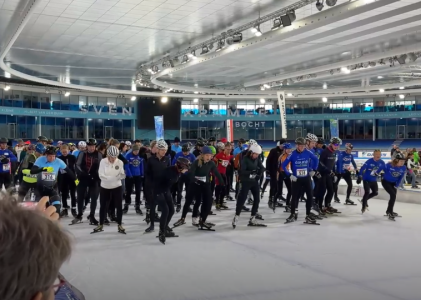 Honderden mensen schaatsen en fietsen tegen lymfklierkanker