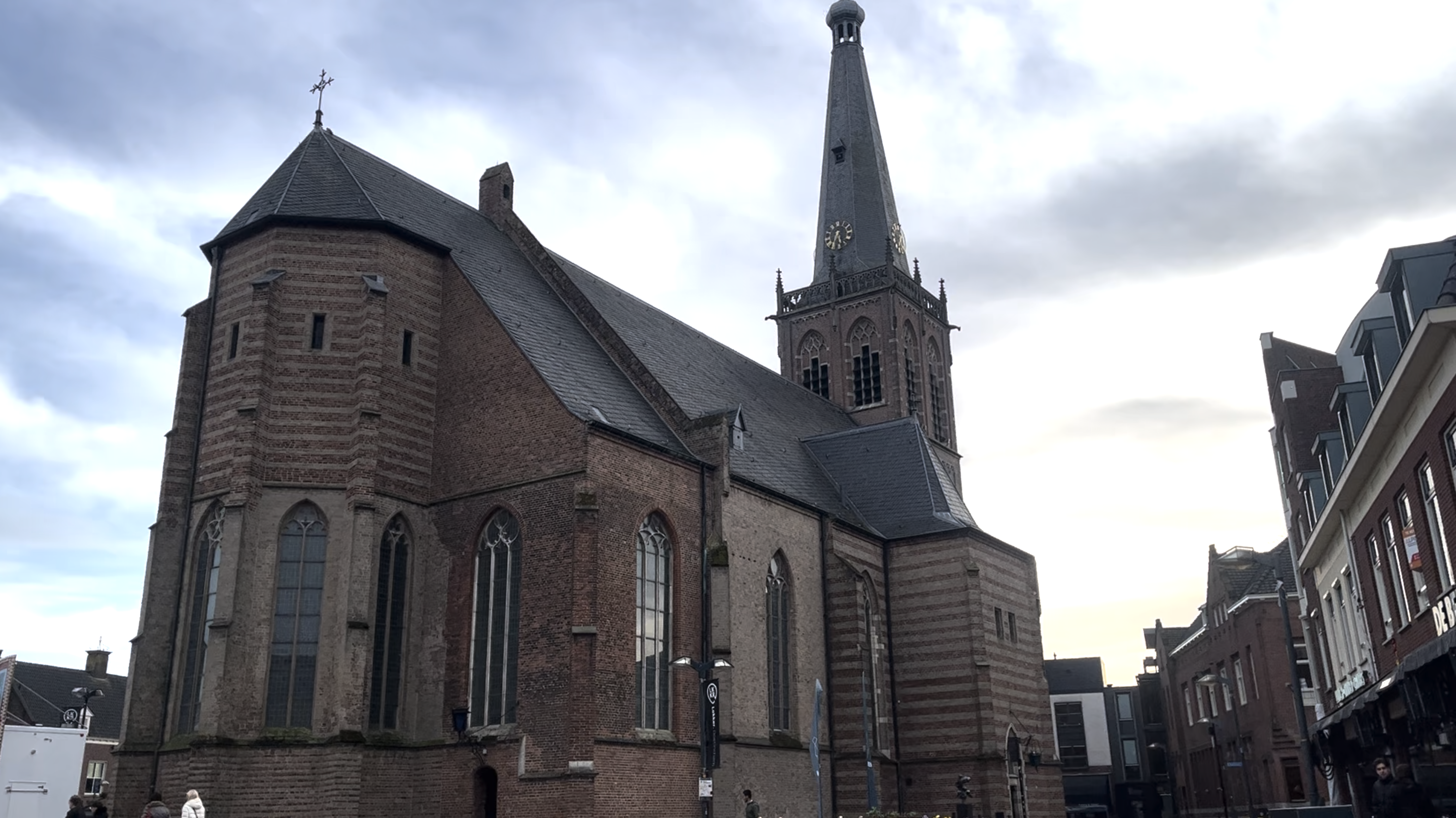 Jong en oud herdenken bombardement kerk Doetinchem