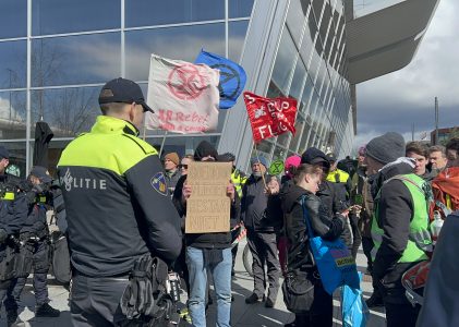 Extinction Rebellion protesteert bij Eindhoven Airport