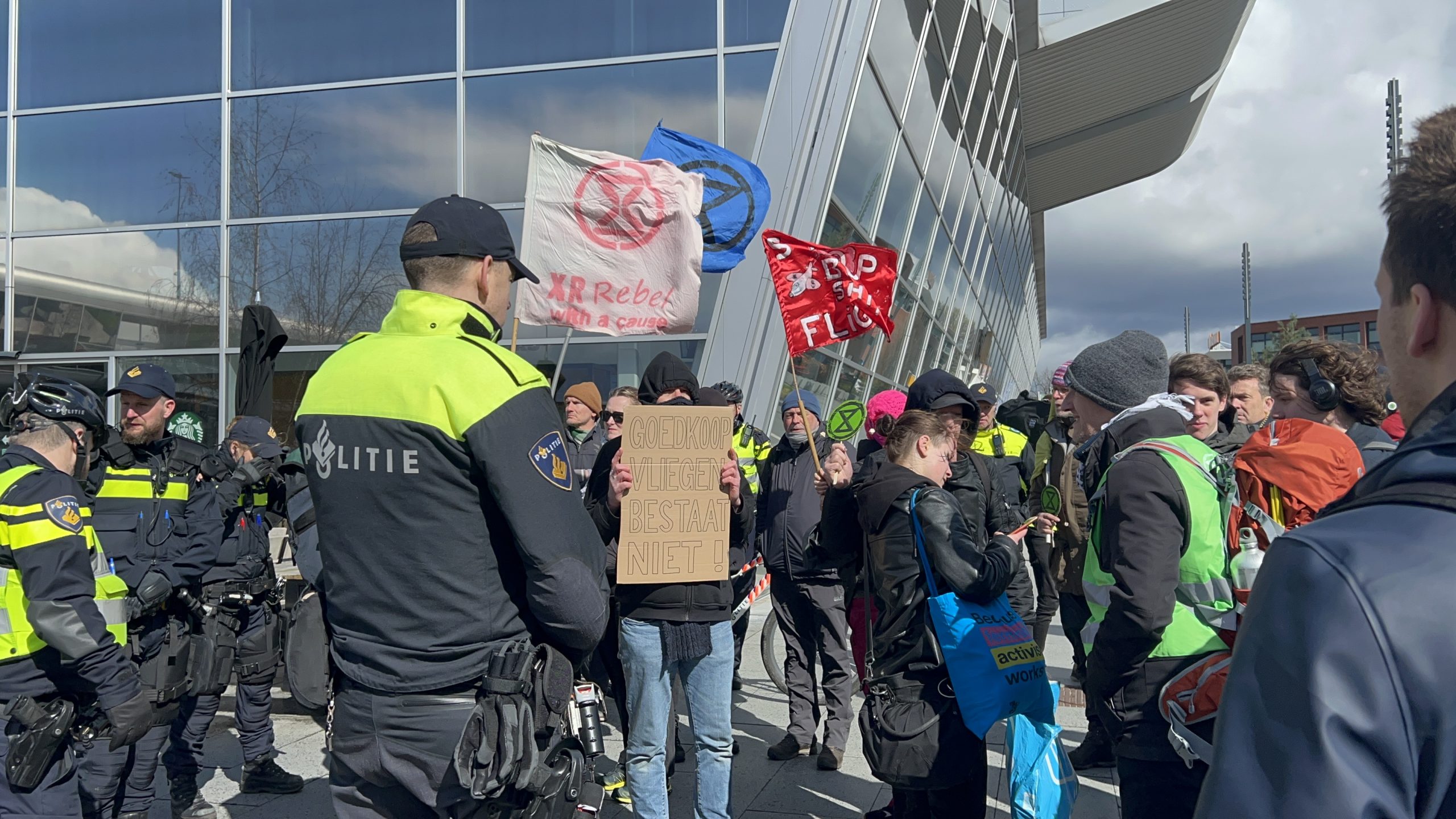 Extinction Rebellion protesteert bij Eindhoven Airport