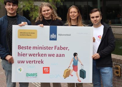 Protest van zes jongerenorganisaties: ‘Beste minister Faber, hier werken wij aan uw vertrek’. 