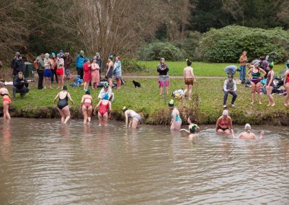 Dierenmutsen springen het water in tegen de verbreding van de A27