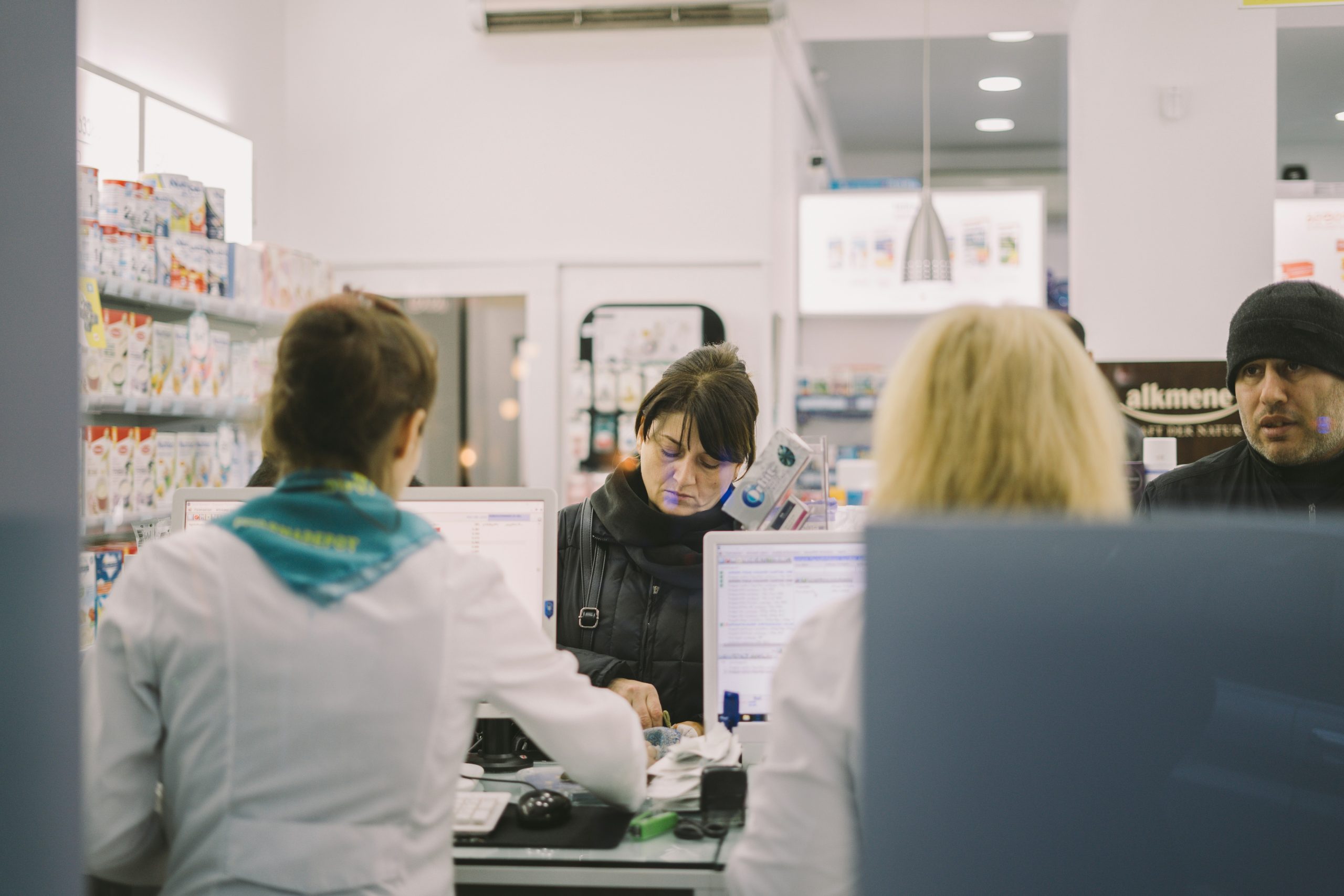 Duizenden apotheken in Nederland staken: bonden eisen betere cao voor apotheekmedewerkers 