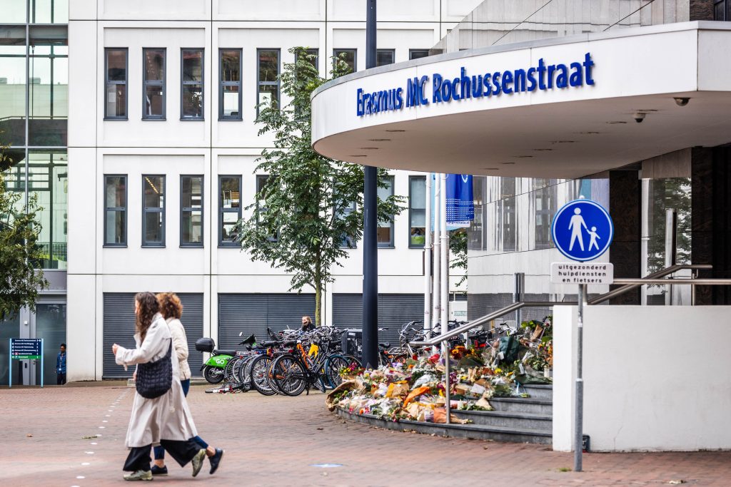 ROTTERDAM - Bloemen voor de vorige week doodgeschoten docent en huisarts aan de Rochussenstraat bij het Erasmus MC. De 43-jarige Damen werd neergeschoten in een onderwijslokaal in het Erasmus MC. Even daarvoor had de vermoedelijke schutter, Fouad L. (32), het vuur geopend op een 39-jarige buurvrouw en haar 14-jarige dochter in de wijk Delfshaven. ©ANP JEFFREY GROENEWEG