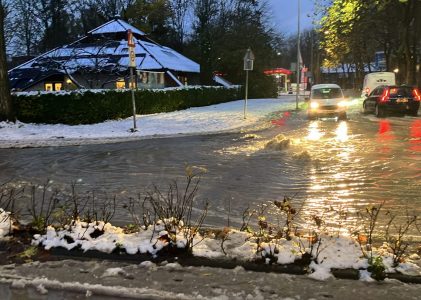 Een gesprongen waterleiding in Beijum leidt tot grote delen zonder warm water 