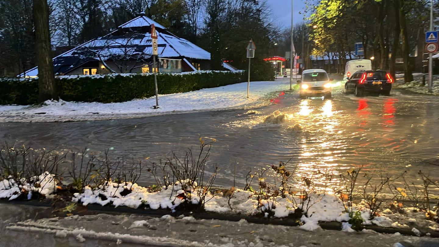 Een gesprongen waterleiding in Beijum leidt tot grote delen zonder warm water 